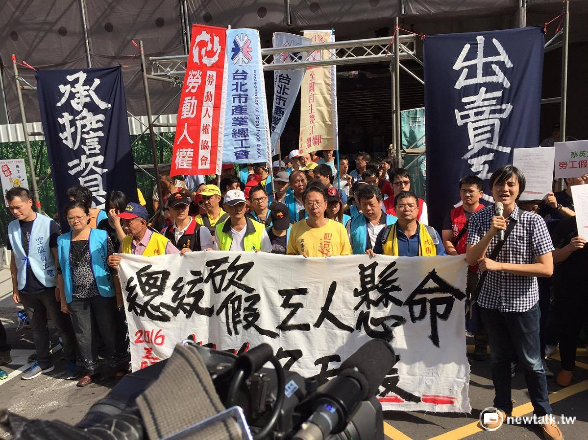 針對立法院衛環委員會5日強行通過勞工一例一休法案，勞團痛批民進黨黑箱作業。 圖：鄭佑漢/攝