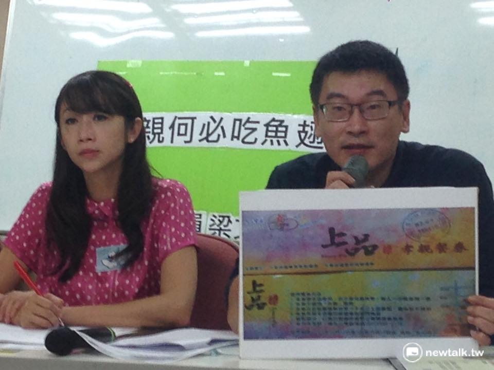北市民進黨議員許淑華及梁文傑7日上午召開記者會，指出北市體育局與中華民國體育總會將於15日共同主辦孝親洗腳活動，但參加活動竟可獲贈魚翅餐廳禮券，完全違背市長柯文哲要求市府機關學校禁吃魚翅原則。 圖：呂佳峻/攝