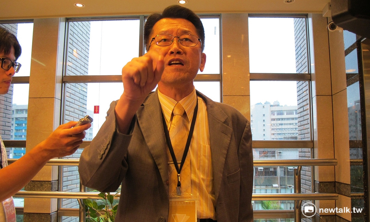 國民黨的證人、雲林科技大學科技法律研究所教授吳威志7日下午抗議，認為黨產會聽證會會議已經變成了行政調查，他要退席表示抗議。 圖：林朝億/攝