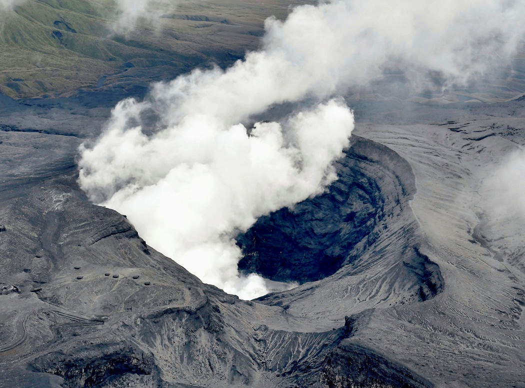 日本南部熊本縣阿蘇山（Mount Aso）中岳第一火山口8日凌晨1時46分左右噴發。 圖：達志影像/路透社