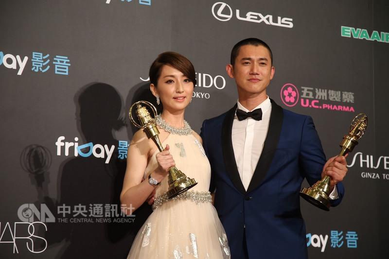 第51屆金鐘獎頒獎典禮8日晚間舉行，戲劇節目男女主角獎分別由吳慷仁（右）、柯佳嬿（左）奪得。 圖：中央社