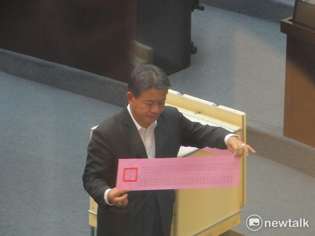 議長補選過程備感委曲的副議長郭信良亮票以示清白。 圖：黃博郎/攝