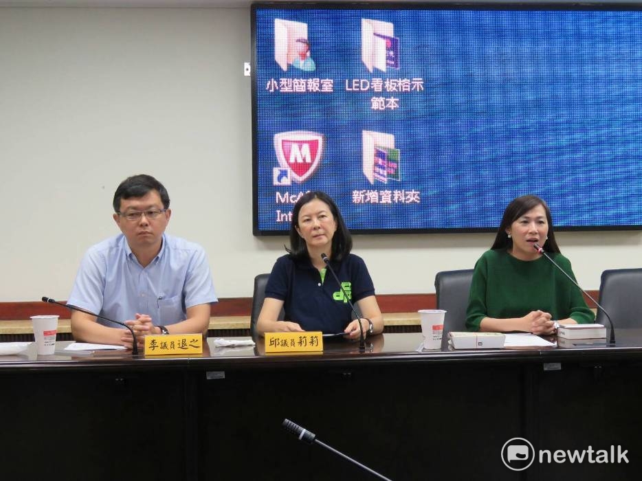 民進黨團總召林宜瑾（左起）與台南市議會程序委員邱莉莉、李退之，對程序委員會一再流會表達強烈譴責。 圖：黃博郎/攝
