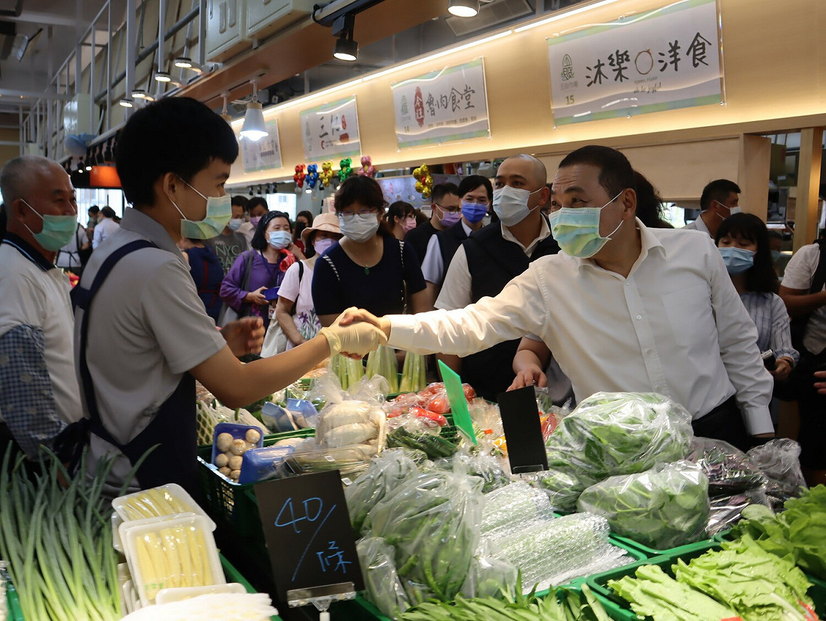 五股市場結合在地特色「綠竹筍」打造成為現代化市場。除提供現代化設備外，全日型營業模式讓在地居民不再需要跨區採買，下班後也可以買到新鮮食材、美食等。 圖：新北市市場處提供