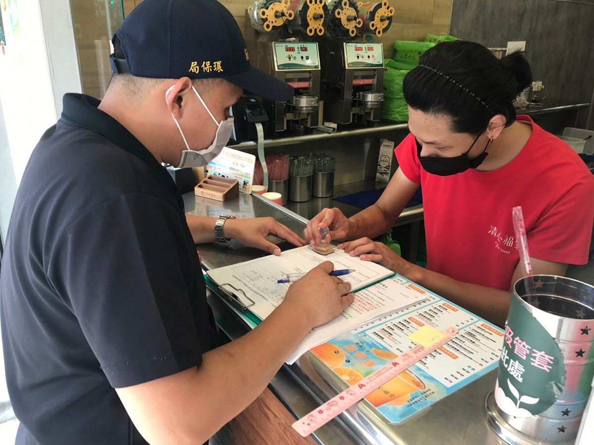 環保局首日即配合中央政策，聯合消保官針對規定管制對象展開稽查。