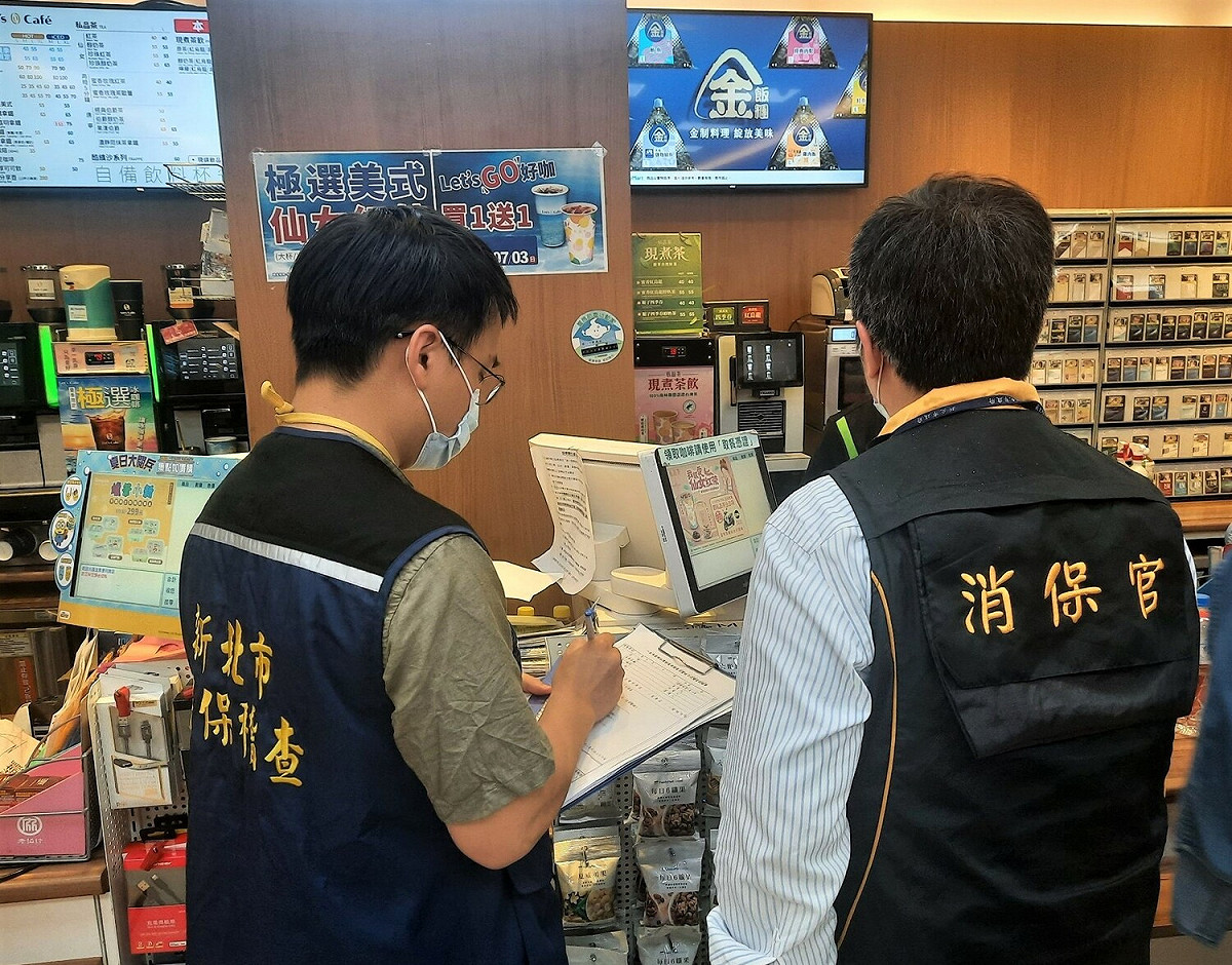 自備飲料杯優惠政策今(1)日上路，新北消保官及環保稽查員聯合稽查。