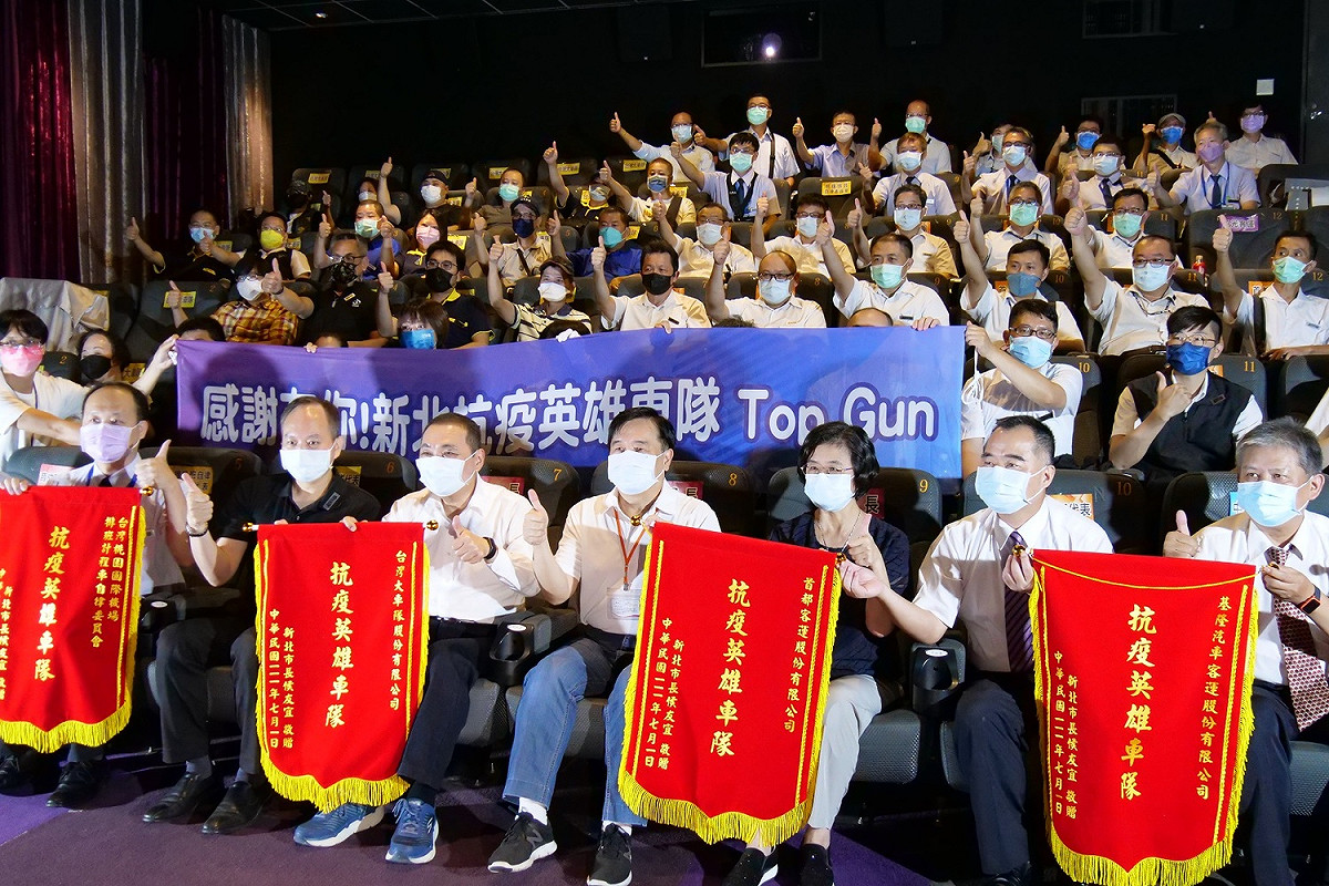 感謝抗疫車隊是大家心中的抗疫英雄Top Gun。 圖：新北市交通局提供