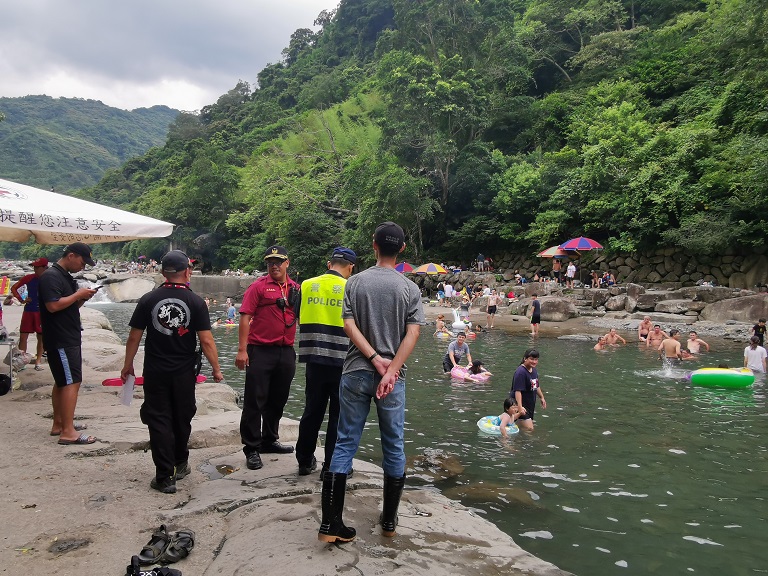 民眾在從事水域遊憩活動時除遵守當地相關規定外，評估當地環境後再進行水域遊憩活動以策自身安全。 圖：新北市觀旅局提供