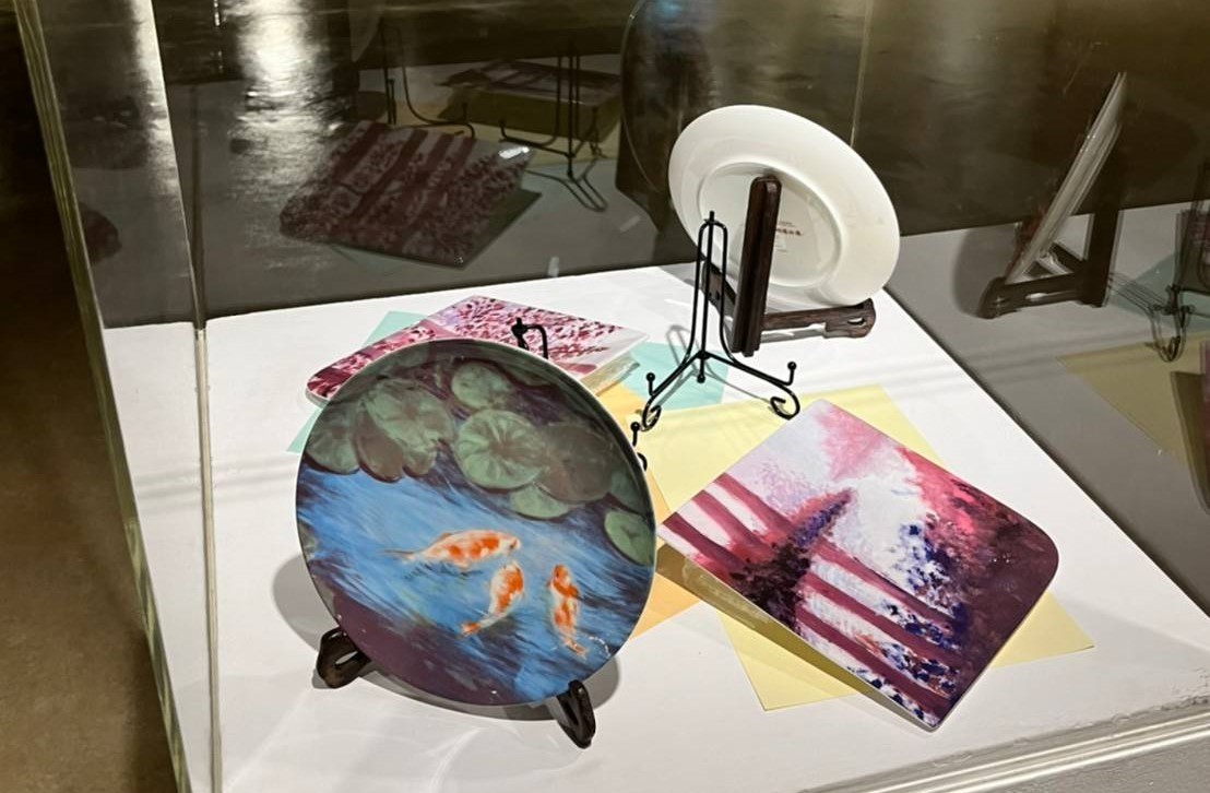 瓷盤作品《倒影中的鳥語花香，蓮蓮有魚》中間為一種世界的倒影，投射出一個美好世界。 圖：新北市文化局提供