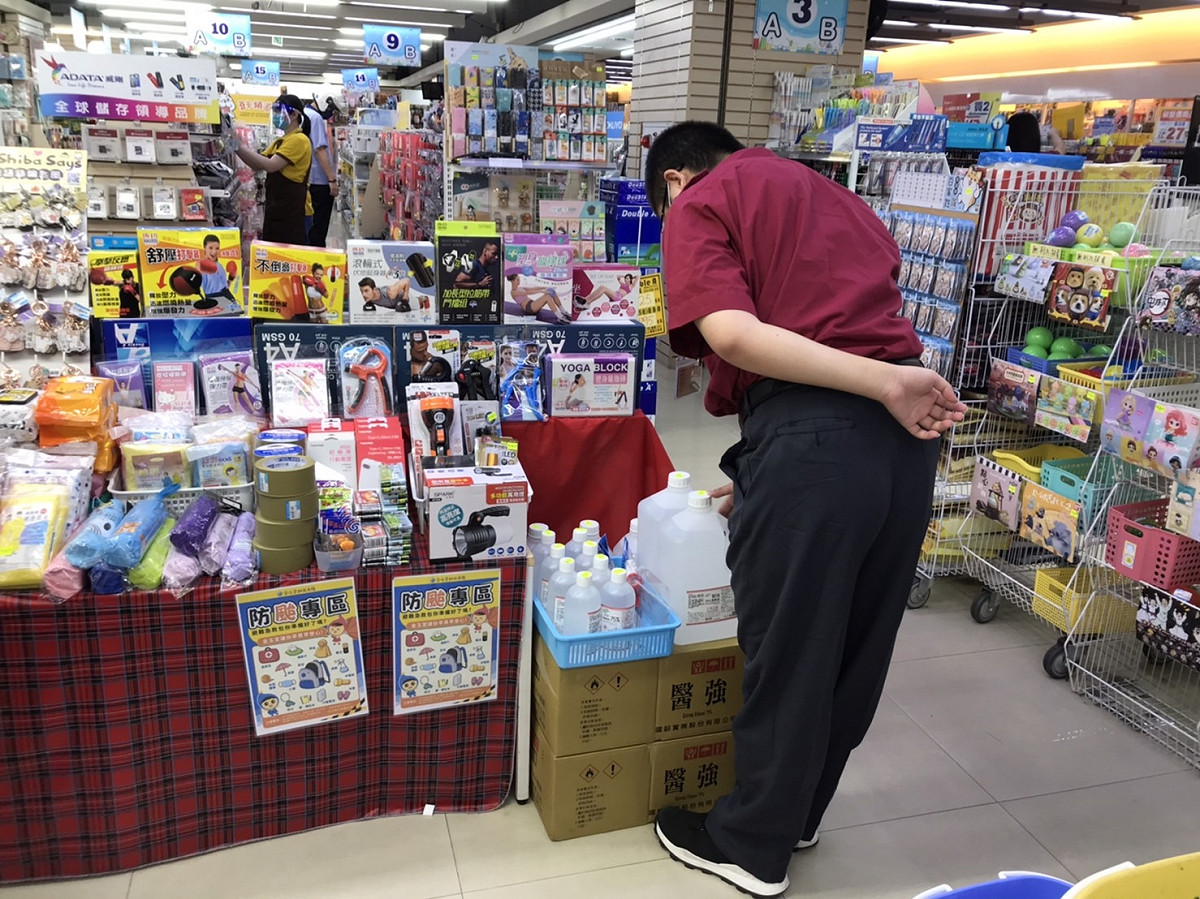黃德清表示，「防災專區」的設置與推廣，用意是加強民眾落實防災各項準備，提高民眾備置防災用品及防災糧食之意願及便利性，落實自主防災準備，災害發生的時候就可以從容應對，減低災害時造成之損失。 圖：新北市消防局提供