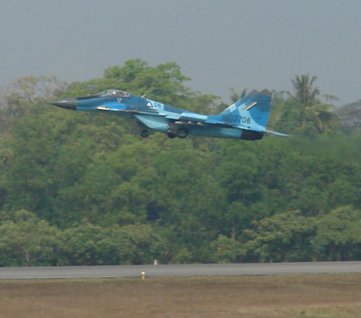 緬甸軍政府一架疑似MiG-29戰機，傳30日在攻擊境內少數民族反抗軍時，誤闖泰國領空。 圖：翻攝環球時報(資料照)