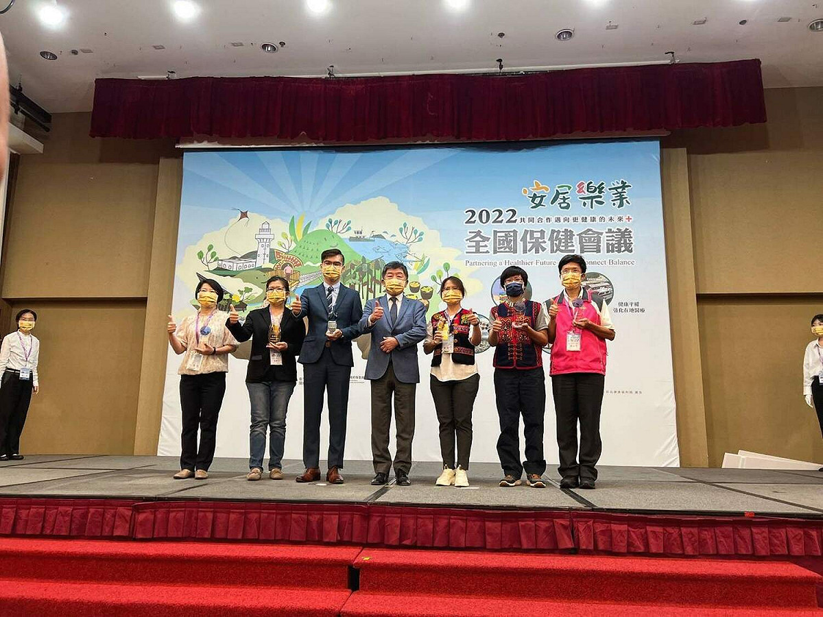 嘉義市東區衛生所獲「第14屆金所獎最高榮譽卓越獎」，陳時中部長頒獎表揚。 圖：嘉義市政府/提供