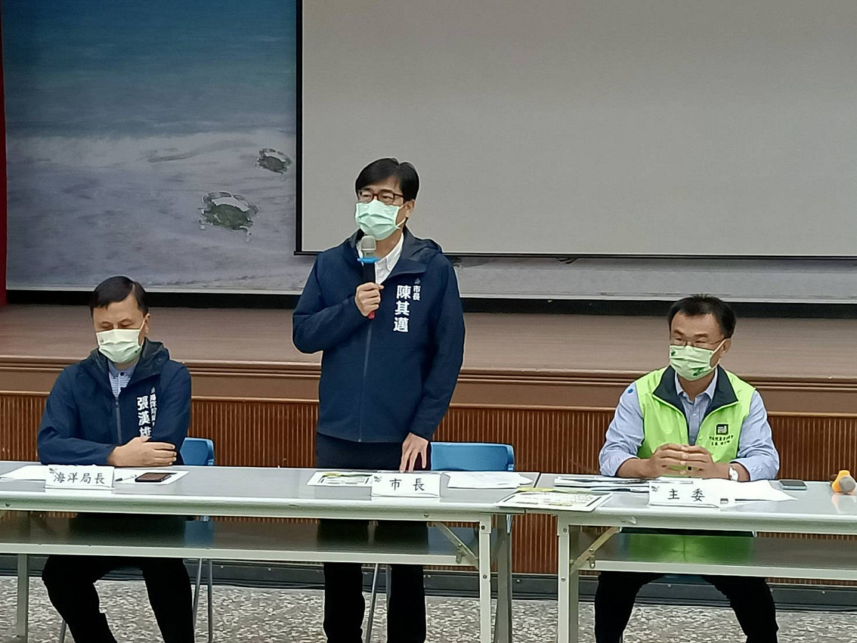 陳其邁(中)陪同陳吉仲(右)與永安區養殖業者座談。 圖：高雄市政府海洋局提供