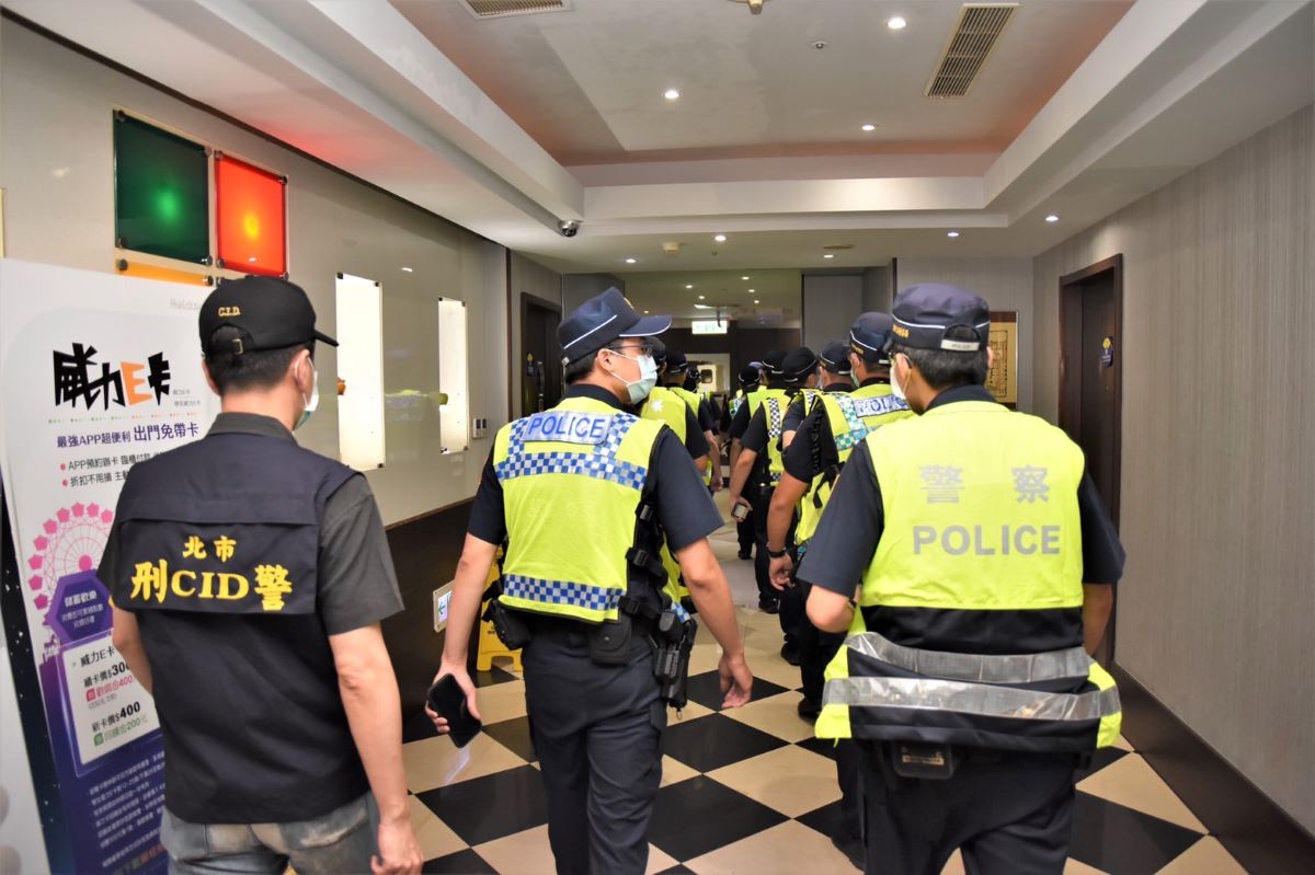 青春專案起跑，內湖警分局執行擴大臨檢，加強各類營業場所查察。 圖/警方提供