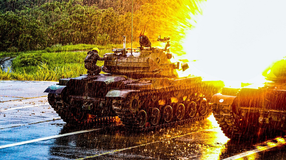 雖然下起滂沱大雨，官兵依舊無畏惡劣天候，投入訓練。 圖/中華民國陸軍 臉書粉專