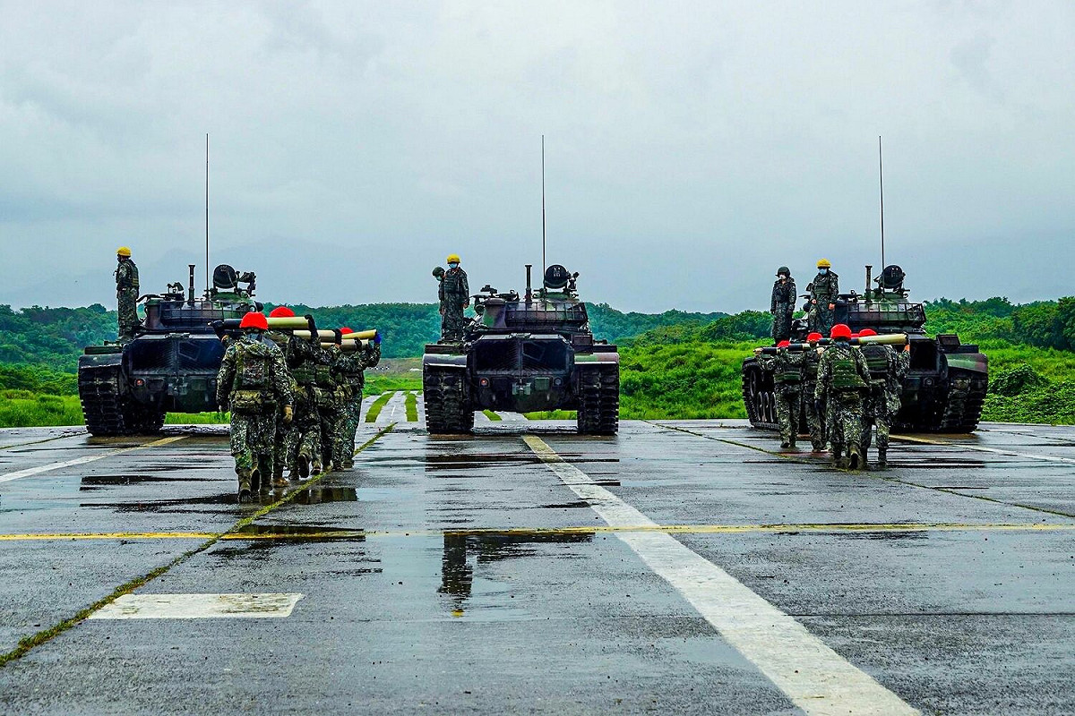國軍執行戰車鑑定作業，發生意外事故。（示意圖／圖為官兵實施戰車砲裝載） 圖：擷取自中華民國陸軍臉書（資料照）