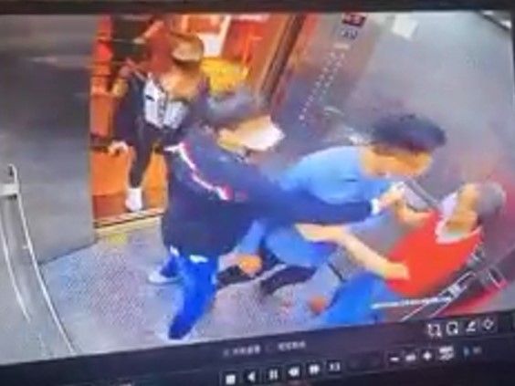 ▲胡男等人因不滿被電梯門夾到，竟怪罪於電梯內的洪男，並多次出手推人。（圖／翻攝爆廢公社）