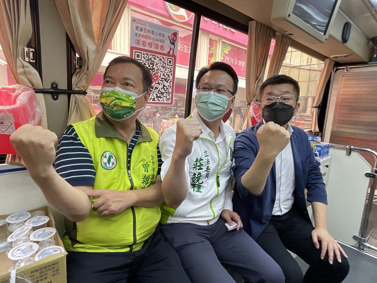 立委莊競程服務處舉辦捐血活動，蔡其昌、曾朝榮到場致意表達支持。 圖 : 莊競程服務處/提供