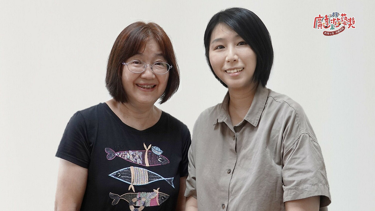 國立虎尾科技大學藝術中心王文瑛主任（左）和楊雁如專員（右），疫情期間致力將《廣達游於藝》計畫延伸成VR線上展覽，讓美感教育不因疫情影響中斷，獲得年度「行政推手獎」肯定。  圖：廣達文教基金會/提供