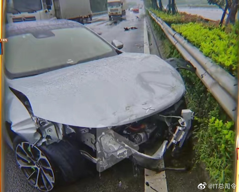 近日傳出小鵬「 P7 汽車」出事故，安全氣囊卻沒彈出的問題，話題更登上微博熱搜第一名。 圖：翻攝自微博