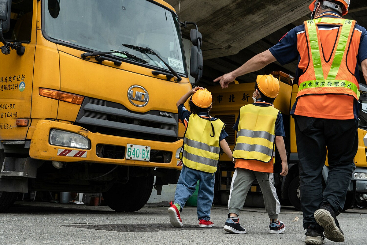小小清潔隊員認真聽車輛介紹，對垃圾車充滿好奇。