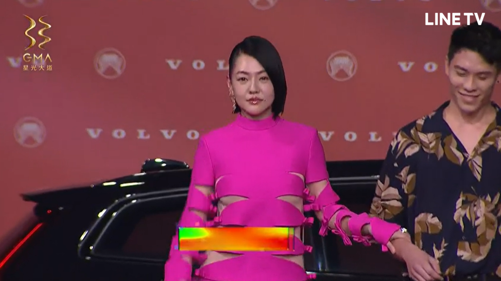 小S以一身桃粉色造型現身。
