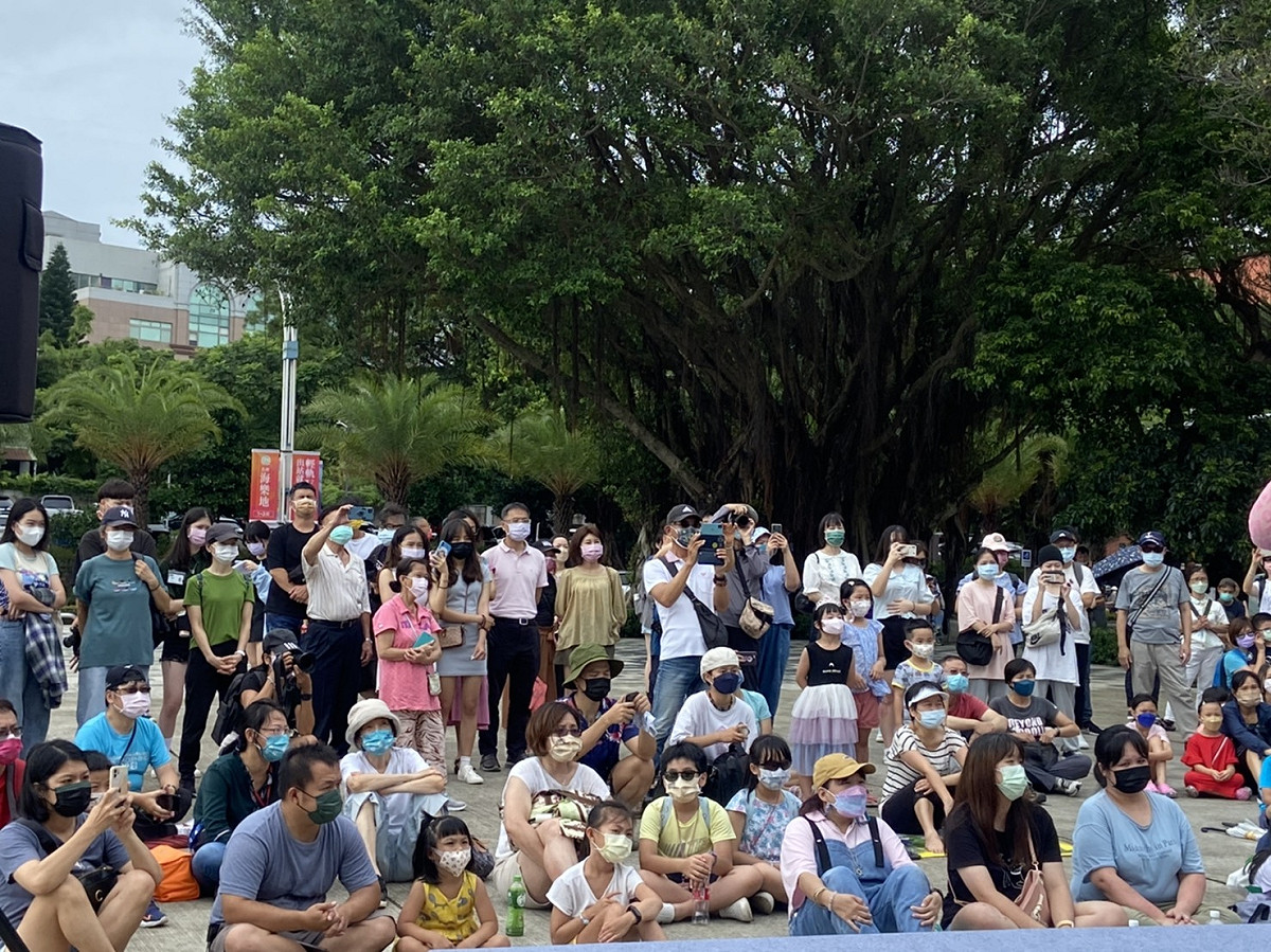 男團B.T.O.D帶來超炸演出，短短五分鐘的表演牢牢抓住眾人目光，甚至吸引許多路過民眾停下腳步觀看，現場也有多名粉絲到場支持，場面非常熱鬧。 圖：新北市文化局提供