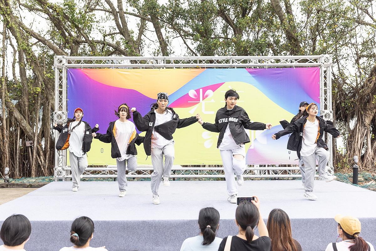 新北市文化局與淡水古蹟博物館舉辦之「光音淡水」系列活動，今(2)日以「光電街舞快閃行」做暖身，於百年古蹟「淡水海關碼頭」前展現年輕街舞創意，實為一大創舉。 圖：新北市文化局提供