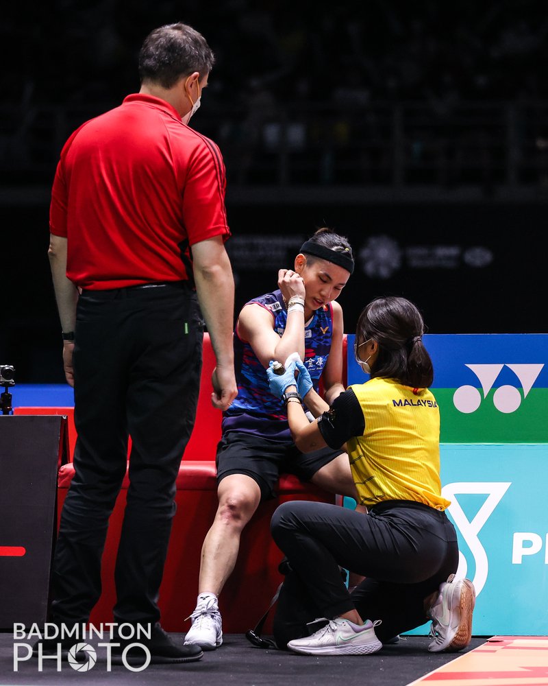 戴資穎今（2）日出戰中國選手陳雨菲，歷經三局苦戰，在關鍵決勝局，戴資穎為了救球重摔倒地，右肘擦傷見血，數度請求醫療暫停處理傷口。 圖：取自戴資穎臉書