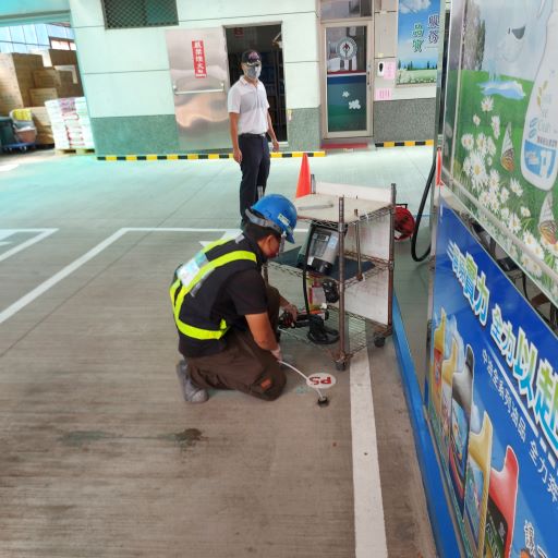 高市環保局檢測加油站儲油管線設施。 圖：高雄市環保局提供