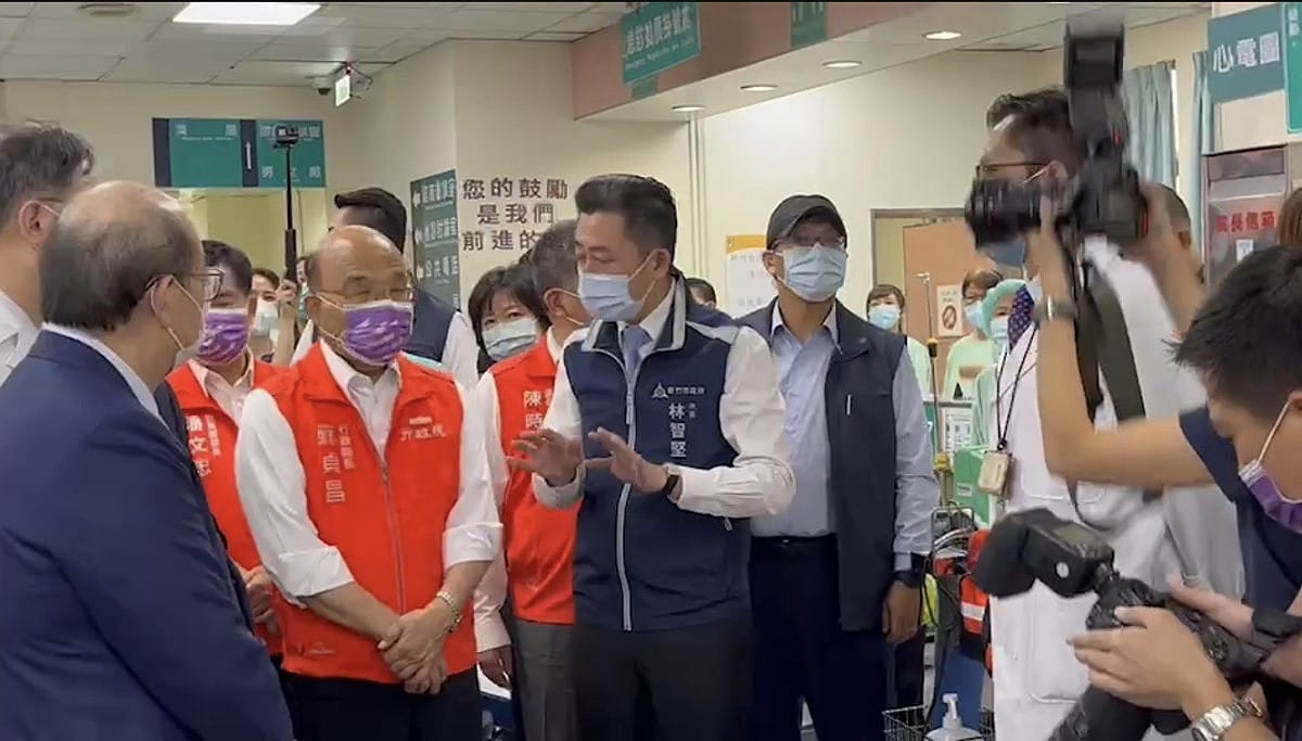 行政院長蘇貞昌今日上午前往台大醫院新竹分院視察。 圖：翻攝自新竹市政府提供影片