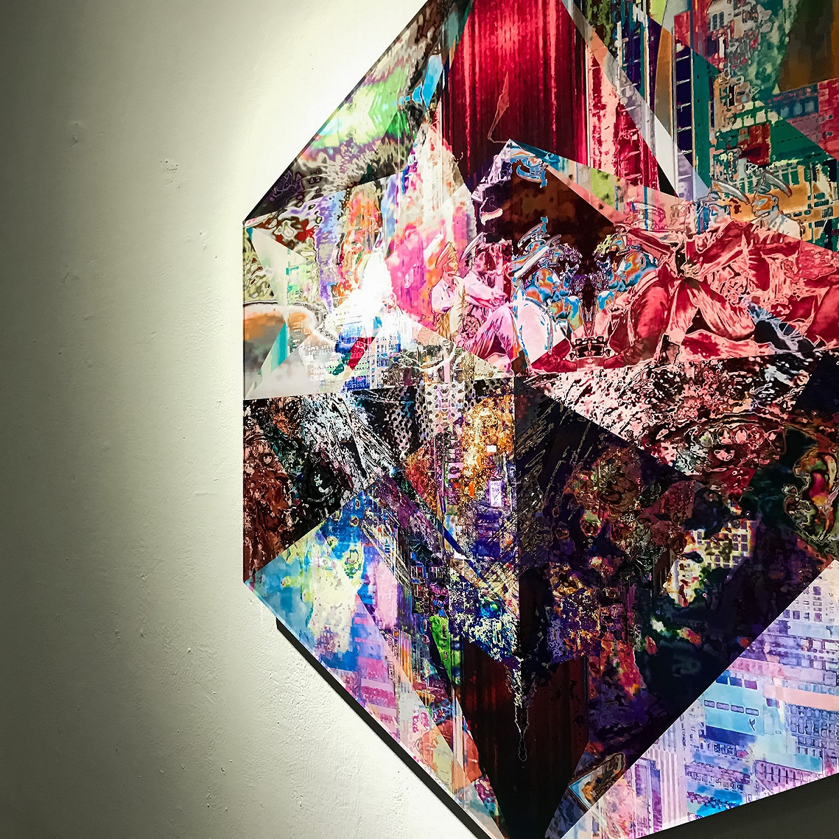 藝術家騆瑜展出入選2022高雄獎的系列作品─《滅絕物種的生活模式：妖魚獺誌》。
