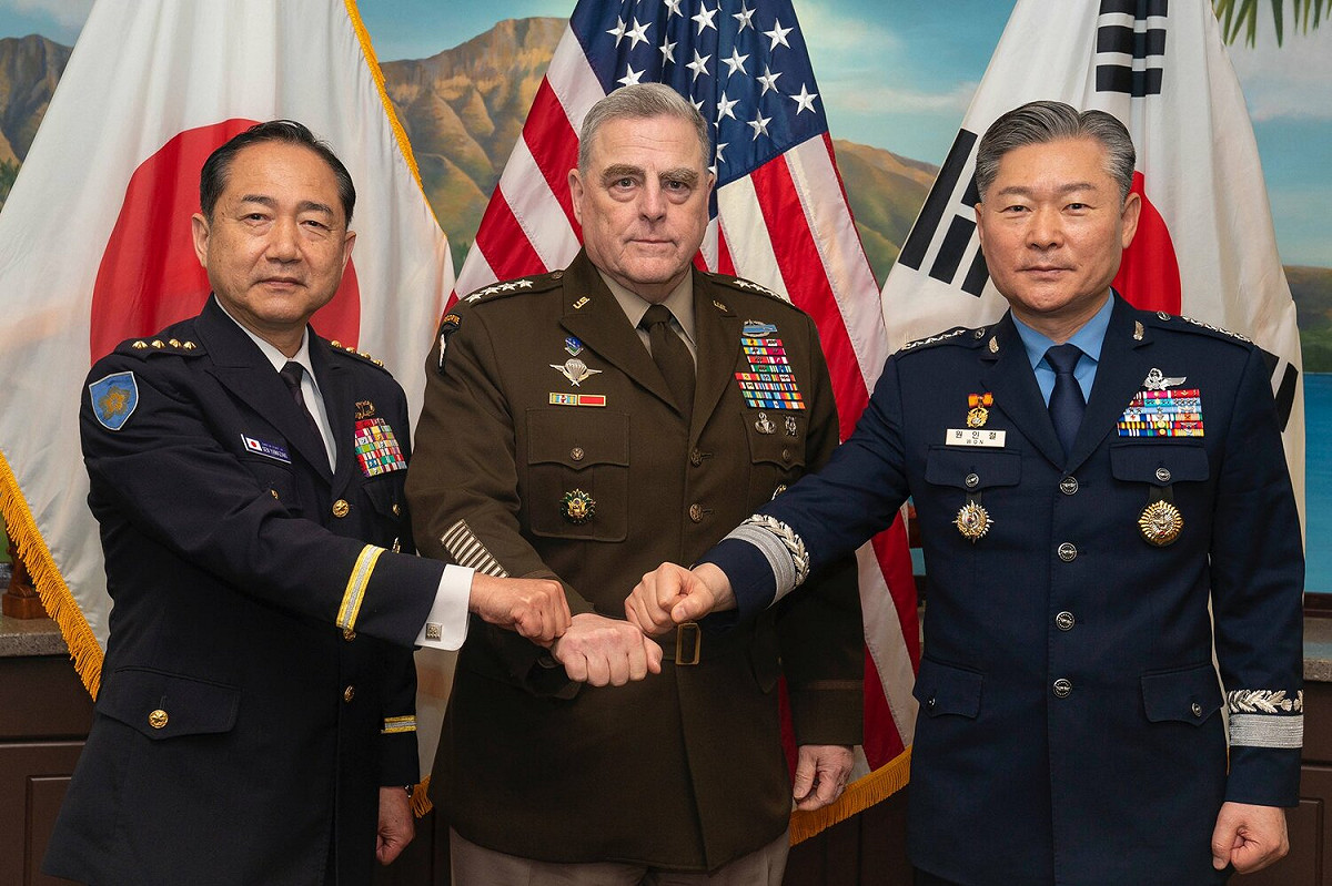 美國參謀首長聯席會議主席米利（中）與日本統合幕僚長（左）及韓國聯參議長元仁哲上将（右） 圖：翻攝自美國參謀首長聯席會議推特