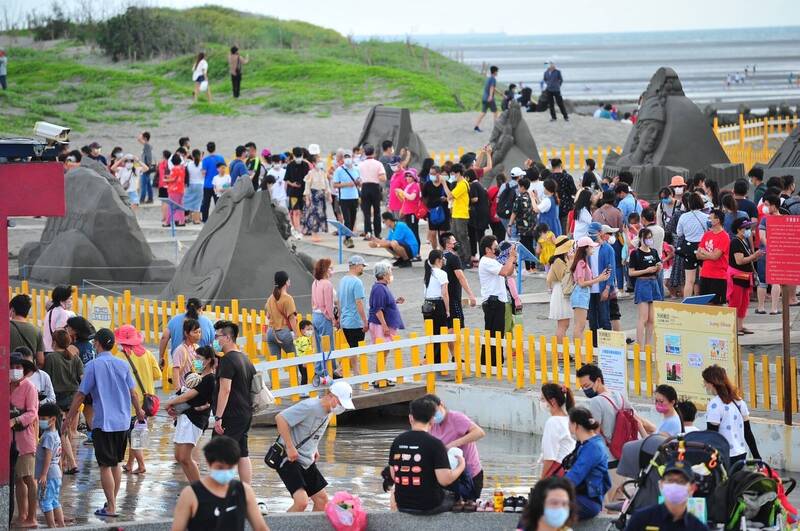 台中市觀旅局舉辦大安沙雕音樂季，吸引大批遊客。