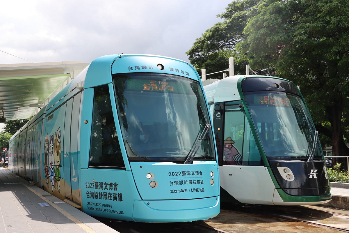 聊療號輕軌彩繪列車開箱啟航。 圖：高雄市文化局/提供