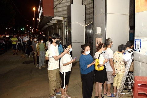 安徽省各地傳出疫情，截至 3 日，泗縣累計報告陽性感染者更超過 800 例。陸媒分析，此次疫情擴散，或與安徽取消 7 天 1 次的常態化核酸檢測有關。 圖：擷取自「視覺中國」
