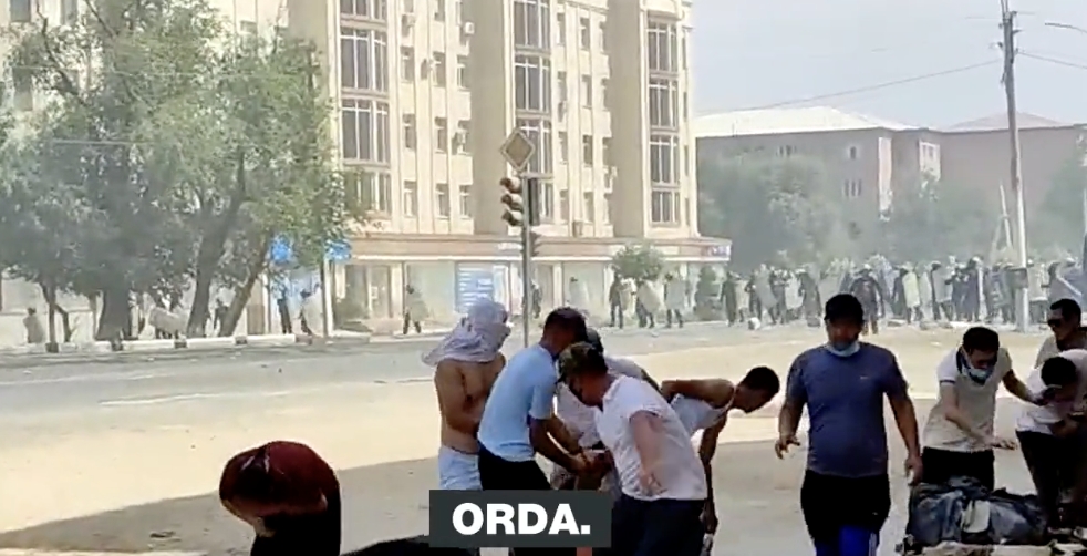 卡拉卡爾帕克自治共和國首府努庫斯市1 日爆發流血示威，抗議烏茲別克政府計劃取消該國的自治地位。 圖：截自推特@na_intel