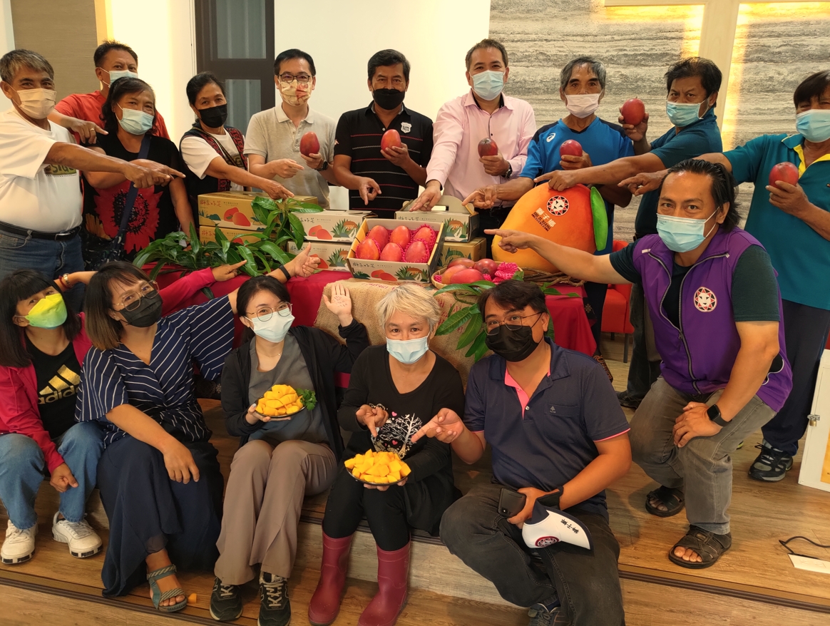 屏東縣政府原住民處、獅子鄉公所及在地芒果農民們伸出右手，一起大喊「加油！加油！加油！」，表達芒果振興計畫如同疫情暗夜中的曙光，讓農民們士氣大振，並承諾生產一定會恪遵食品與藥檢各種法規，用一生懸命的職人精神，生產出禁得起海內外市場考驗的芒果，期盼中央能幫忙打通海內外的通路！ 圖/獅子鄉公所