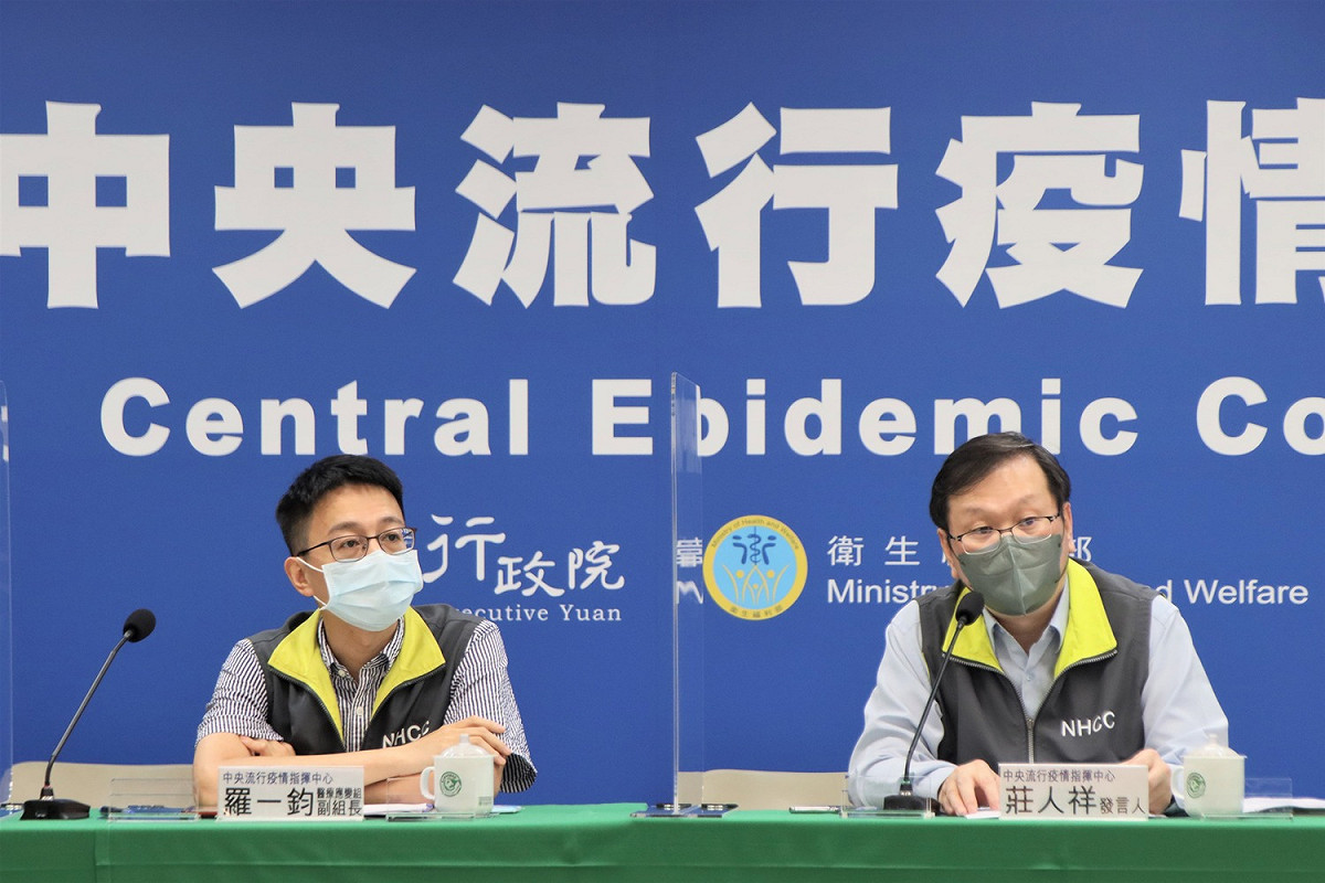 中央流行疫情指揮中心今(4)針對前台大醫林氏璧於臉書上對72小時內要PCR以及PCR一次3500元的質疑做出解釋。左為醫療應變組副組長羅一鈞、右為指揮中心發言人莊人祥。 圖：中央流行疫情指揮中心提供