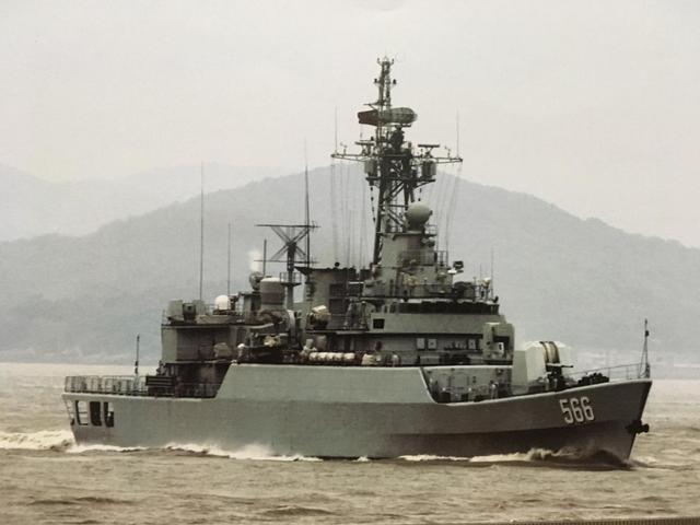 日媒報導，解放軍海軍「053H3型」飛彈護衛艦「懷化號(舷號566)」上午7時44分左右駛入釣魚台附近海域。 圖：翻攝陸網(資料照片)