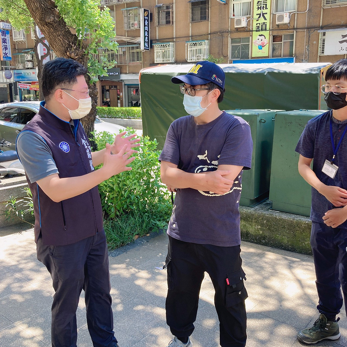 中山路三段變電箱遷移至中央分隔島會勘。 圖：金瑞龍辦公室提供