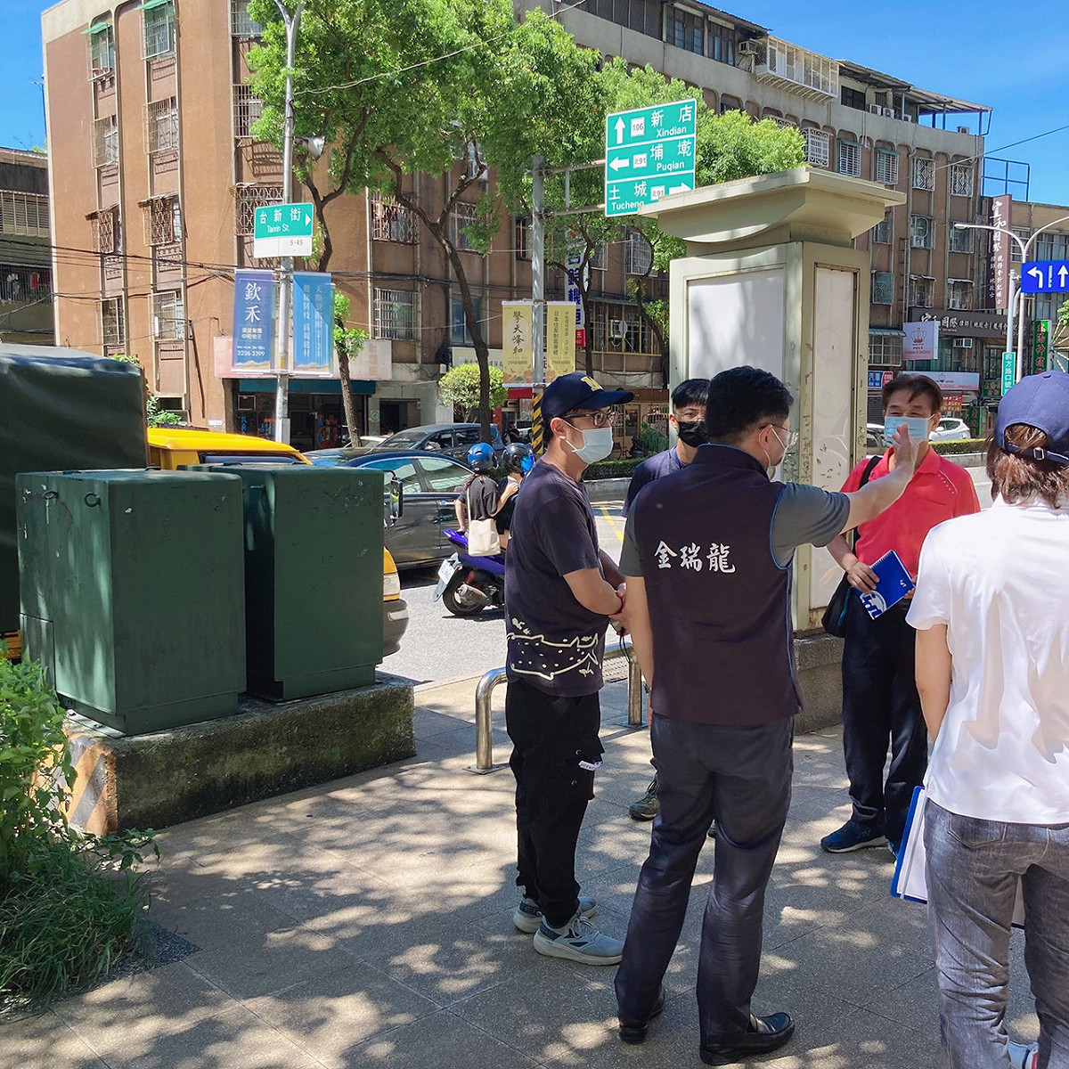 金瑞龍透露，前揭會勘後決議，將遷移中和中山路三段（員山路至民生街）12座變電箱至中央分隔島，還給市民一個友善的行走空間。 圖：金瑞龍辦公室提供