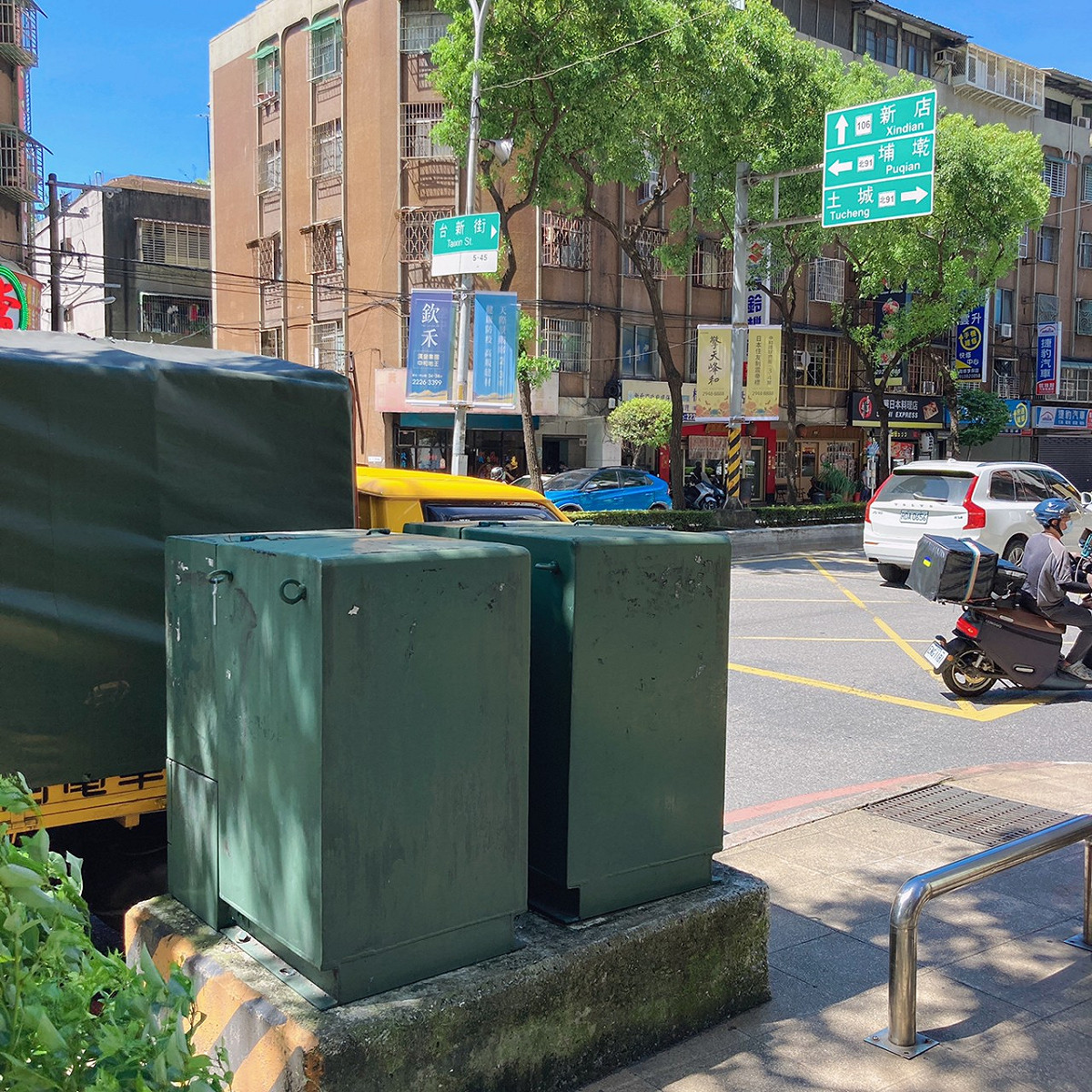 養工處表示，變電箱遷移位置，需因應不同類型的人行道現況做規畫，例如中央分隔島、鄰近公有地等，業經各單位現勘，協調出最合適的方案。 圖：金瑞龍辦公室提供