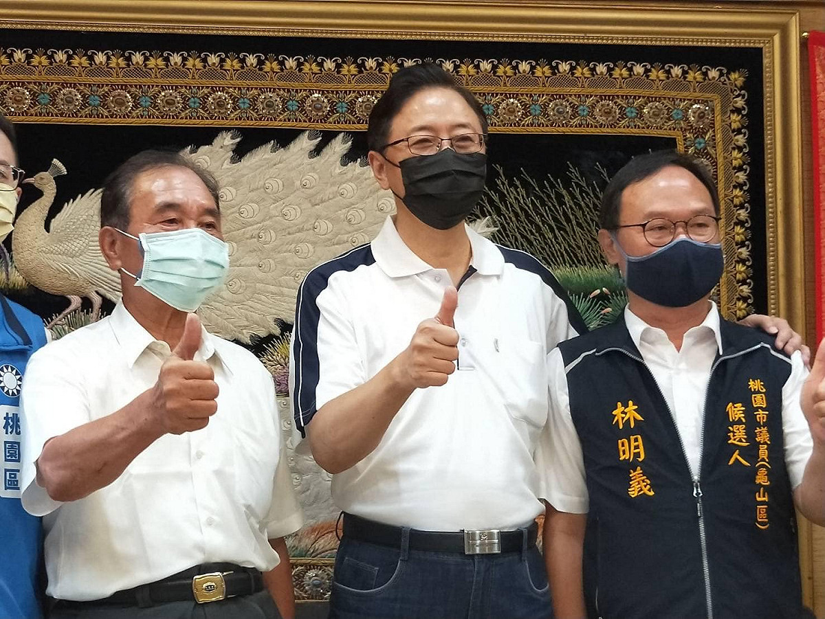 桃園市長參選人張善政（中）與桃園市議員參選人林明義（右）。 圖：擷取自林明義個人臉書。