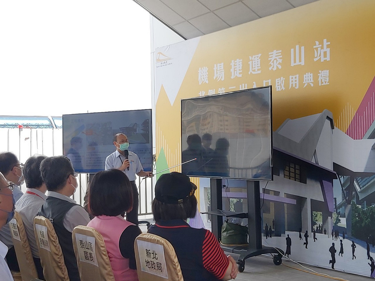 捷運局專門委員曾國嵐簡報說明。 圖：新北市捷運局提供