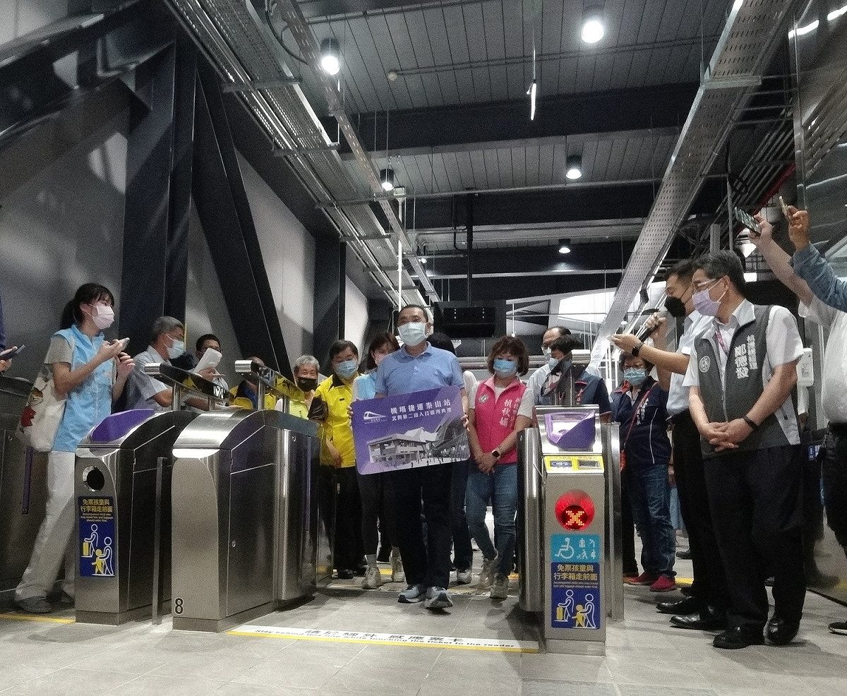 侯友宜首次啟用捷運泰山站自動收費閘門。 圖：新北市捷運局提供