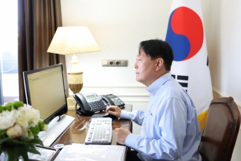 南韓總統尹錫悅遭質疑擺拍工作照，電腦螢幕「空白」。 圖：翻攝自南韓總統府官網