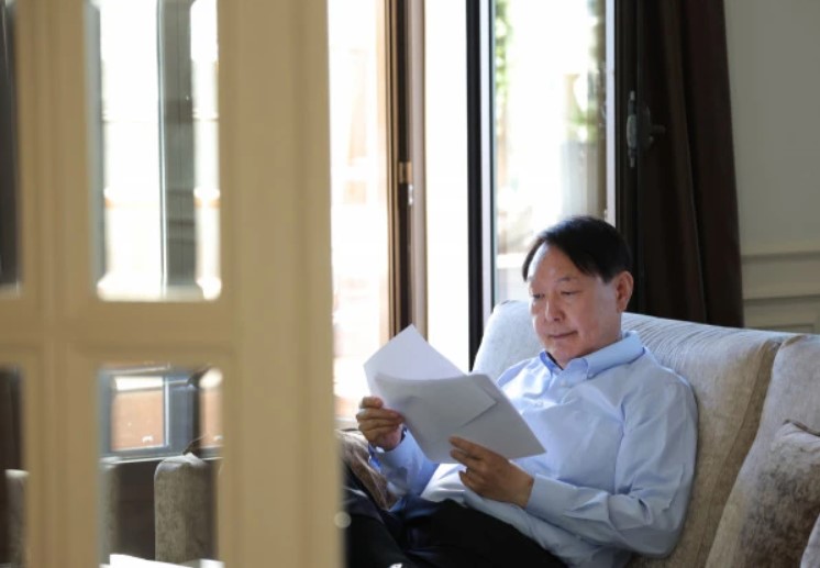 尹錫悅疑似審閱「白紙文件」。 圖：翻攝自南韓總統府官網