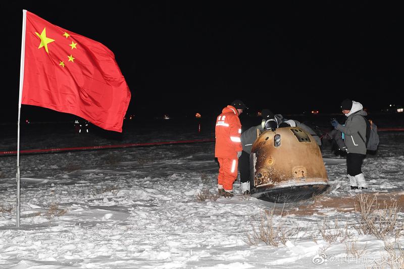 趙立堅反指美國製造太空垃圾、挑動太空軍備競賽及破壞全球戰略穩定，並加速研發部署進攻性太空武器。（圖為嫦娥五號攜帶月球土壤樣本返回內蒙古預定區） 圖：擷取自中國航天文化微博（資料照）