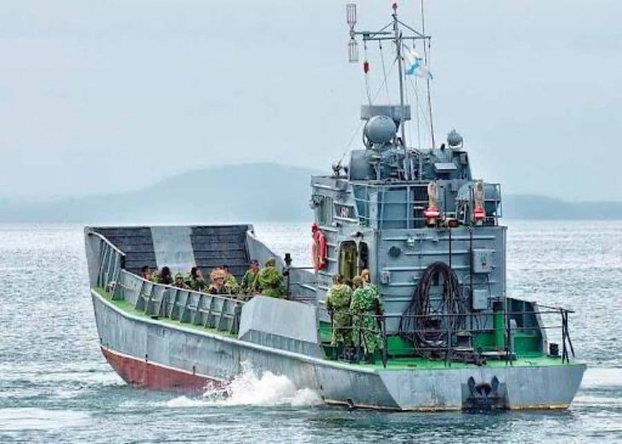 俄軍舷號D-106的Project 1176「鯊魚級」(Akula)登陸艇疑似在亞速海北岸誤觸水雷而遭炸毀沉沒。圖為同型艦非當事船隻。 圖：翻攝 ТРУХА⚡️English推特